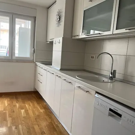 Apartment Avenue Econ *